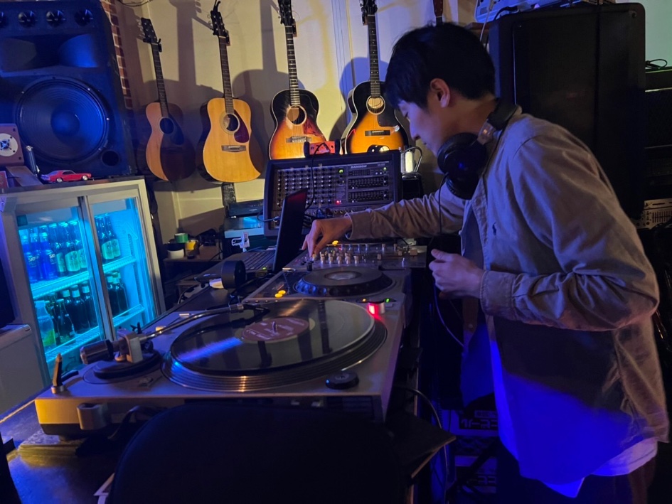 Kanfukuha_rah's tweet photo. 10日の夜のONKANアットLIVE BAR HASHもありがとうございました。楽しすぎる大阪の夜、セッションの時間でDJだっつうのにラップしてお客さんに即興的に踊ってもらうワークショップもしてみました。これぞ極上のワンループ。このルーティンどこかでやれたらいいな。 https://t.co/auwldyVyBQ