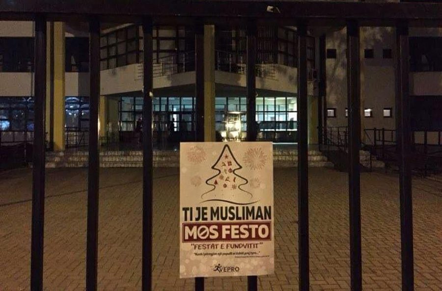 islamculturel's tweet photo. 🇦🇱 INFO - Des affiches collées dans les rues albanaises de Shkup disant : 

« Tu es musulman, ne fête pas les "fêtes de fin d’année" »

Et accompagné du célèbre hadith de notre prophète ﷺ : 

« Celui qui imite un peuple en fait partie. » https://t.co/K6SmwOsCER