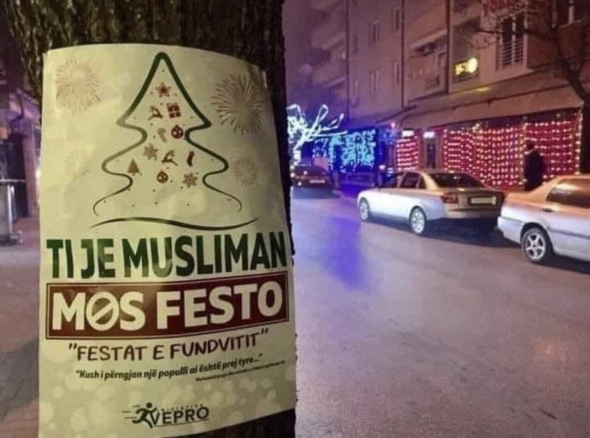 islamculturel's tweet photo. 🇦🇱 INFO - Des affiches collées dans les rues albanaises de Shkup disant : 

« Tu es musulman, ne fête pas les "fêtes de fin d’année" »

Et accompagné du célèbre hadith de notre prophète ﷺ : 

« Celui qui imite un peuple en fait partie. » https://t.co/K6SmwOsCER