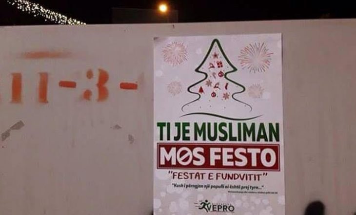 islamculturel's tweet photo. 🇦🇱 INFO - Des affiches collées dans les rues albanaises de Shkup disant : 

« Tu es musulman, ne fête pas les "fêtes de fin d’année" »

Et accompagné du célèbre hadith de notre prophète ﷺ : 

« Celui qui imite un peuple en fait partie. » https://t.co/K6SmwOsCER