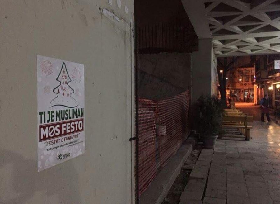 islamculturel's tweet photo. 🇦🇱 INFO - Des affiches collées dans les rues albanaises de Shkup disant : 

« Tu es musulman, ne fête pas les "fêtes de fin d’année" »

Et accompagné du célèbre hadith de notre prophète ﷺ : 

« Celui qui imite un peuple en fait partie. » https://t.co/K6SmwOsCER
