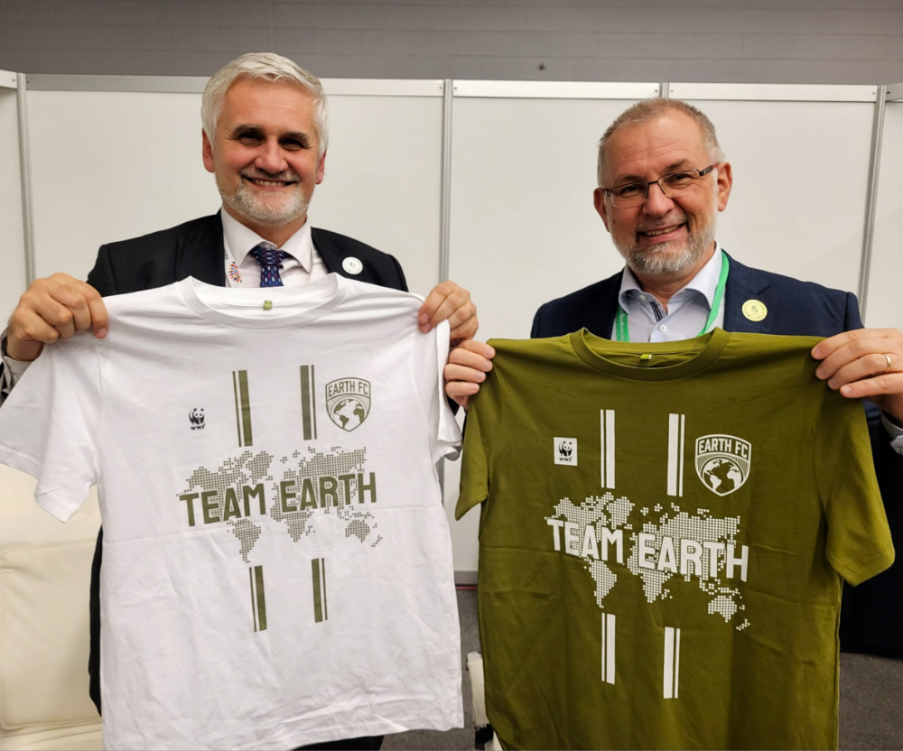 mzpcr's tweet photo. Jdeme do finále! Na #COP15 vrcholí jednání o ambiciózním plánu na záchranu a obnovu biodiverzity do roku 2030. Tým Evropské unie bojuje za silnou dohodu, která přinese jasně definované a měřitelné cíle. #TeamEarth #CZPPRES #ForNature https://t.co/FBnzlDPYSl