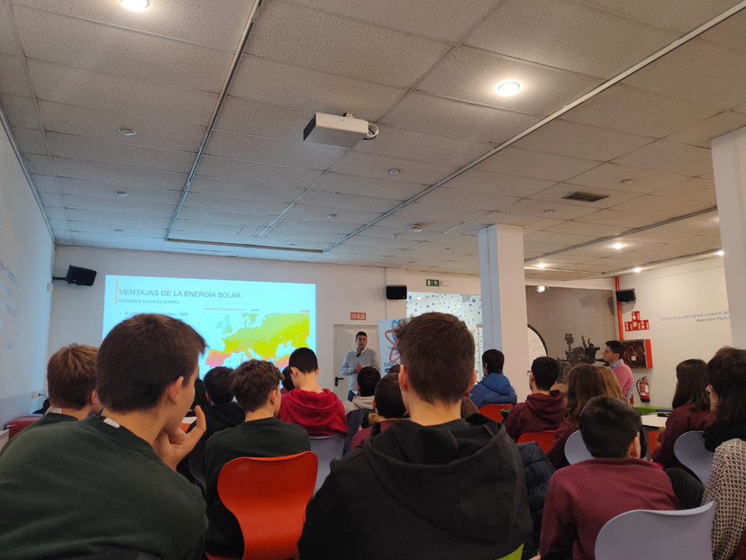 LegoBeavers's tweet photo. Ayer tuvo lugar una reunión de equipos donde profesionales de la energía nos proporcionaron información muy útil y valiosa para nuestros proyectos de innovación. 

¡Muchas gracias a @pamplonetario por hacerlo posible y a los profesionales por sus aportaciones! ✨
#FLLNAVARRA https://t.co/5fOVzeLEU1