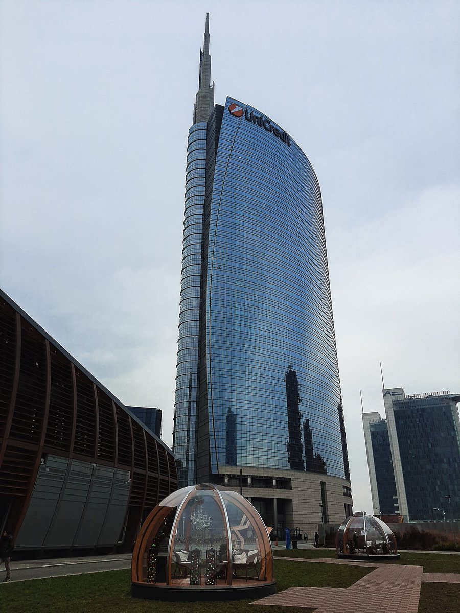 Simo_fm's tweet photo. @debedee21 Picture made by me last week #Milano #citylife #UnicreditTower #XmasTime https://t.co/CYy9yZjVos