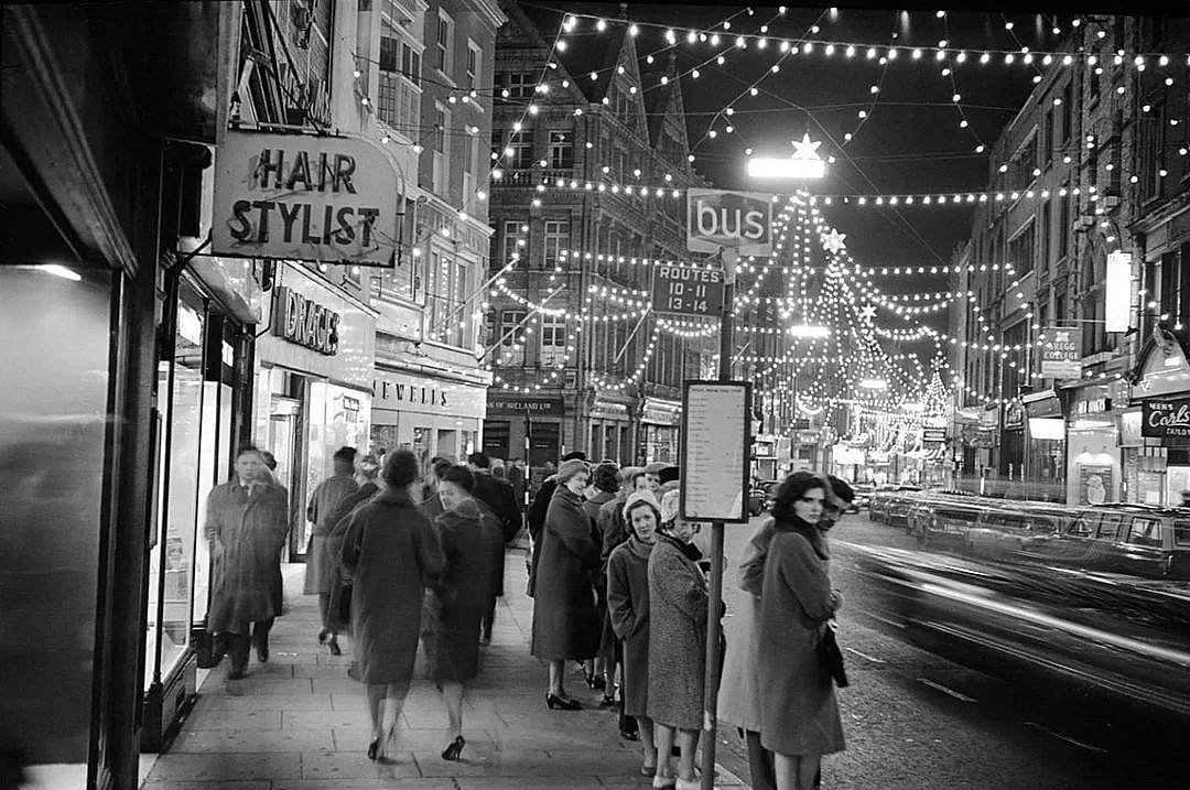 Grafton Street 1961 
Photo Irish Photo 

#Dublin #ireland #irish #1960s #1961 #Graftonstreet #henrystreet #dublin2 #moorestreet #dublinarchive #photography #streetphotography