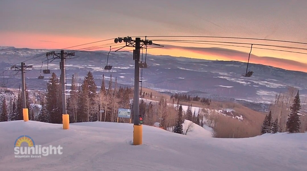 Waking up to a pretty Sunday atop Compass Peak.

60 trails open
25-inch base
Lift lines not included
#cowx
sunlightmtn.com/the-mountain/l…