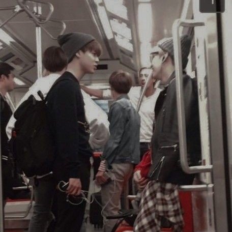 __your__fox__'s tweet photo. #textau
#yoonmin
- Они опять ни на кого не обращают внимания? - спрашивает Хосок у остальных парней, наблюдая за тем, как Юнги с Чимином снова о чем то шушукаются, мило улыбаюсь друг другу. https://t.co/JyUXOjJyUY
