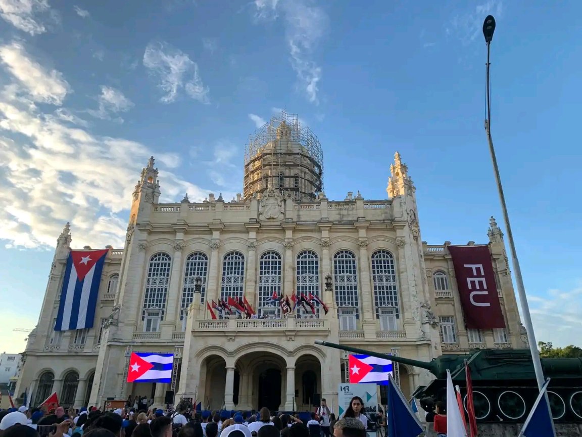 MiguelMC_01's tweet photo. Comienza en la capital de los cubanos, el acto de inicio del #XCongresoFEU donde la representación del estudiantado cubano esta #RevolucionandoLaFEU y construyendo nuestro futuro
#LatirAvileño https://t.co/GDRI4nHvzJ