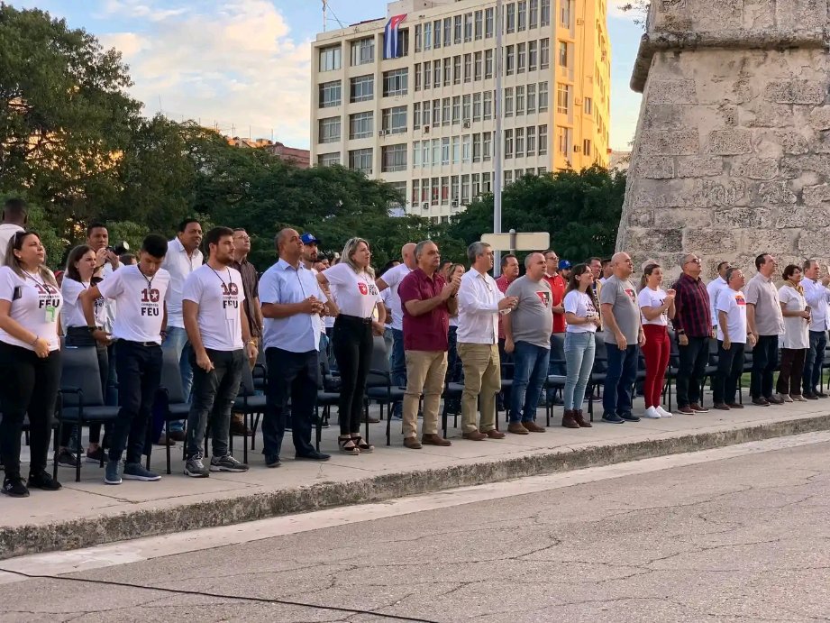 MiguelMC_01's tweet photo. Comienza en la capital de los cubanos, el acto de inicio del #XCongresoFEU donde la representación del estudiantado cubano esta #RevolucionandoLaFEU y construyendo nuestro futuro
#LatirAvileño https://t.co/GDRI4nHvzJ