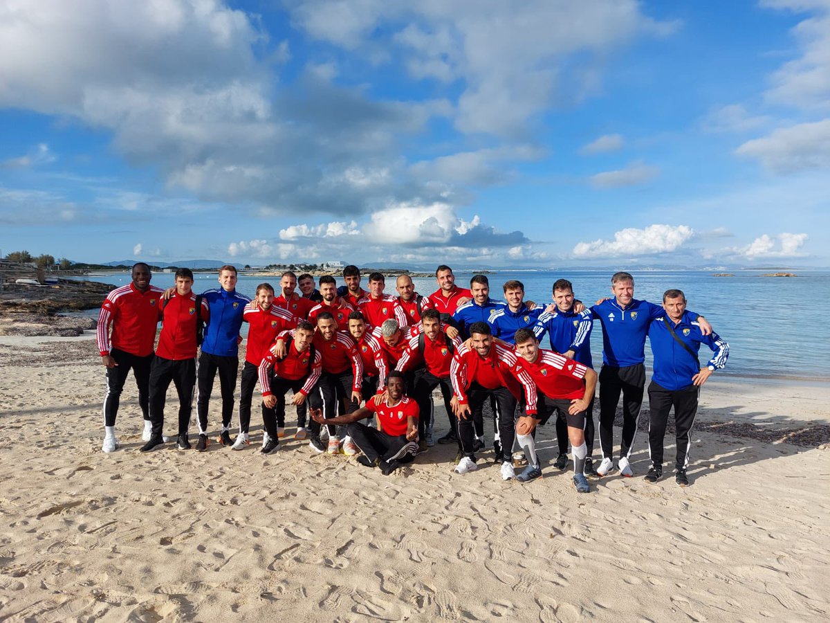 BorjaMani11's tweet photo. El secreto de todo, y algunos que faltan en la foto ❤️💙 El @TeruelCd  os desea una Feliz Navidad 🎄🎁 Nos vemos a la vuelta !! Vamos Teruel 🙌🏽👏🏼 https://t.co/2p3WcXznN2