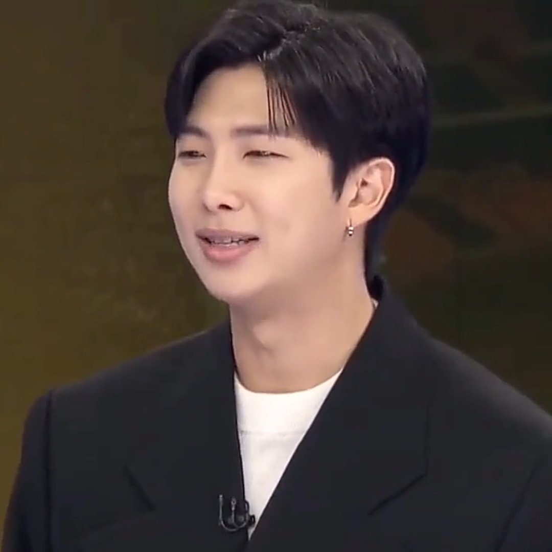 UGH_BR's tweet photo. [#TRAD PT-BR]: #RM durante a entrevista com KBS NEWS.

💬: Todos os 7 membros estavam no campo de treinamento para se despedir dele. O que Jin disse naquele momento? 

🐨: Jin hyung não falou muito. Ele provavelmente teve muitos pensamentos e, quando finalmente chegamos lá, [+] https://t.co/sLuMqwBIzd