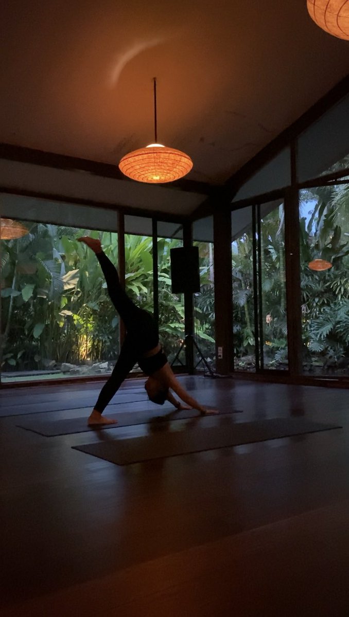 ayuintansari's tweet photo. beautiful place to clean my mind🧘🏻‍♀️ #zenmoment #ipobelajaryoga 🍃 https://t.co/Uk8KlW06qV