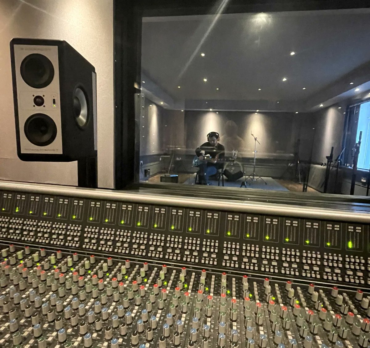 I'm incredibly grateful to everyone from <a href="/Futureworks_Mcr/">Futureworks</a> for inviting me over to the UK to share some hard learned lessons on music/marketing &amp; "Serving The Song" with their passionate hard-working students 🎸 🏴󠁧󠁢󠁥󠁮󠁧󠁿

#sessionmusician #musician #musicmarketing #lesson