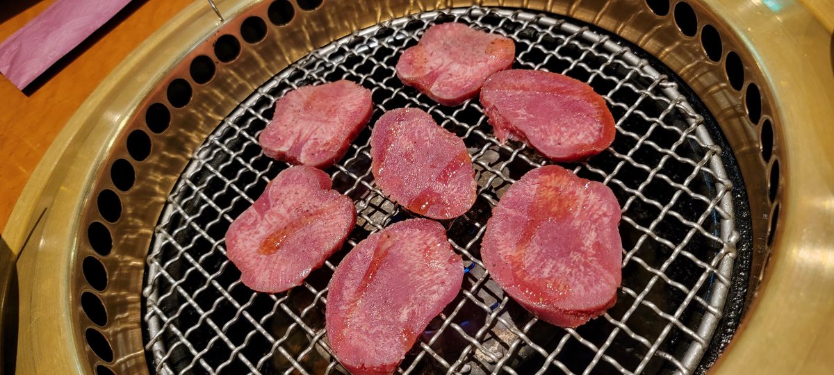 uramaruEdging's tweet photo. バクバク食べる子、可愛いよね。
いいサシの入った黒毛和牛❤
エビも大き目をお願いしました🦐 https://t.co/zXodPRJh2s