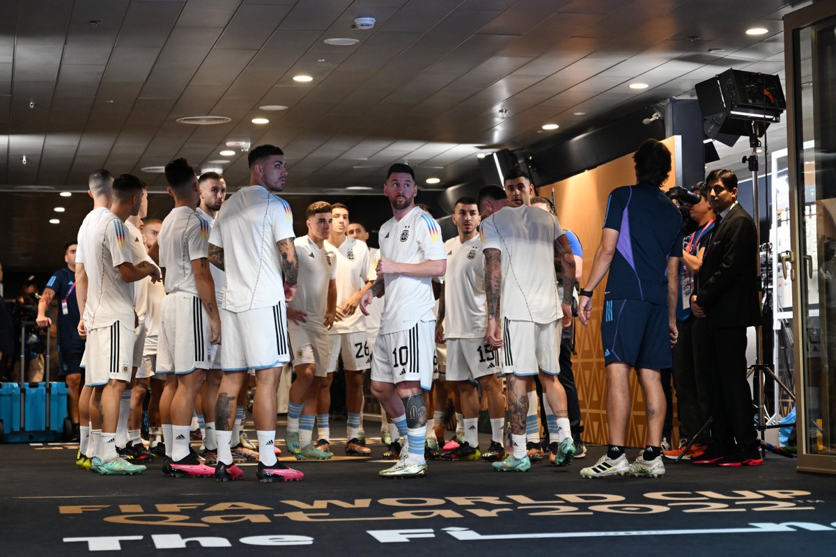TyCSports's tweet photo. 🇦🇷 EN BÚSQUEDA DE LA ILUSIÓN 🙌 

La Selección Argentina y la concentración previa a la FINAL DEL MUNDIAL. 

¡VAMOS ARGENTINA! 

#TyCSportsMundial https://t.co/tTW0QvKCaM