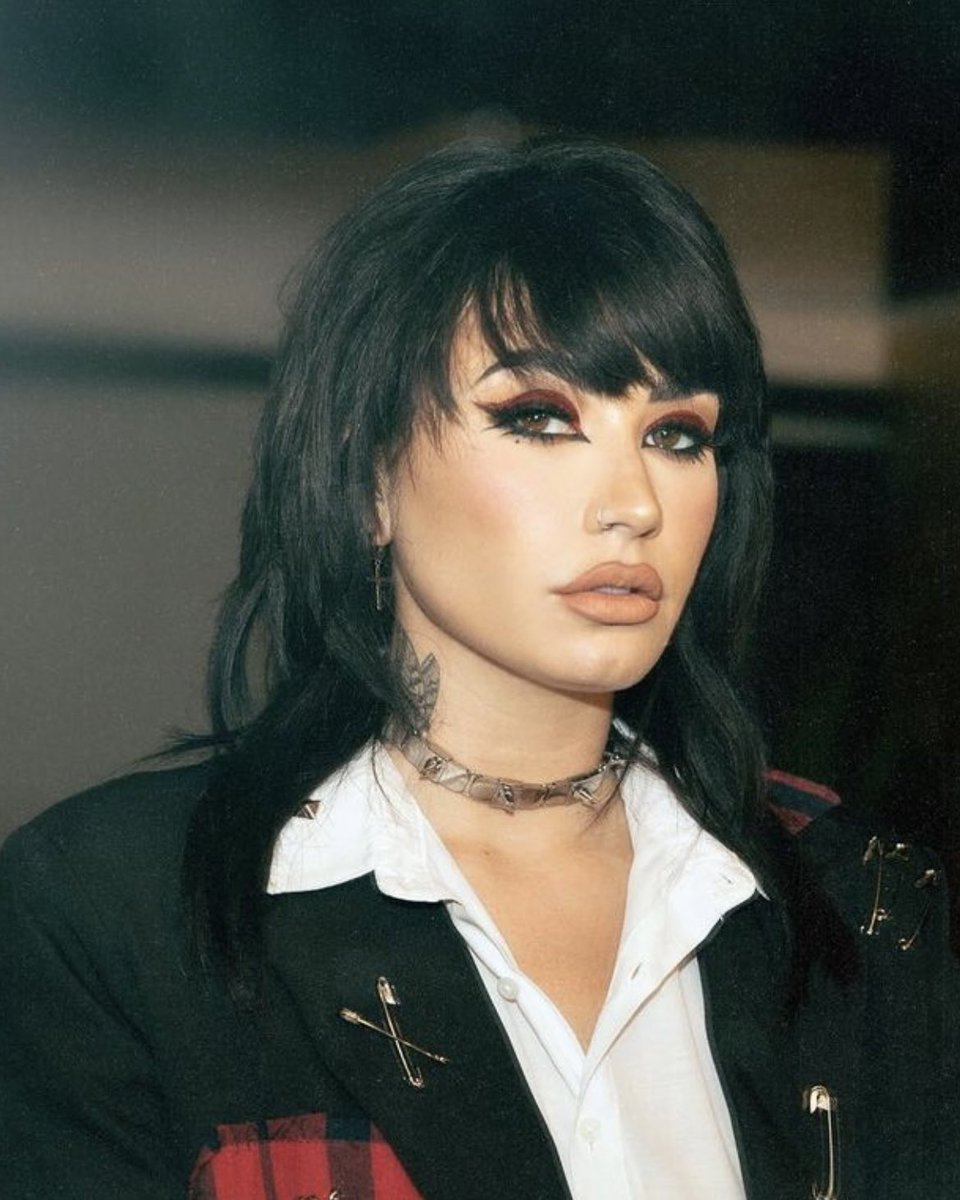 comfortlovatos's tweet photo. demi lovato in 2022

— a thread https://t.co/Yr6mNsFiJ6