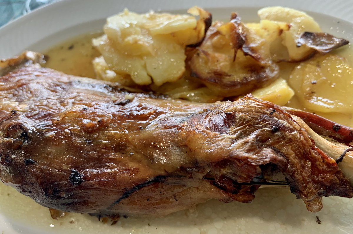 Bonbibendum's tweet photo. La pierna de cabrito de #HumoySal es la mejor en muchos kilómetros a la redonda. Por su calidad y por su punto, en una zona donde esto último se cuida muy poco y la tendencia es a cocinar de más las cosas. #Madrigaldelavera https://t.co/2buUL8Bs88