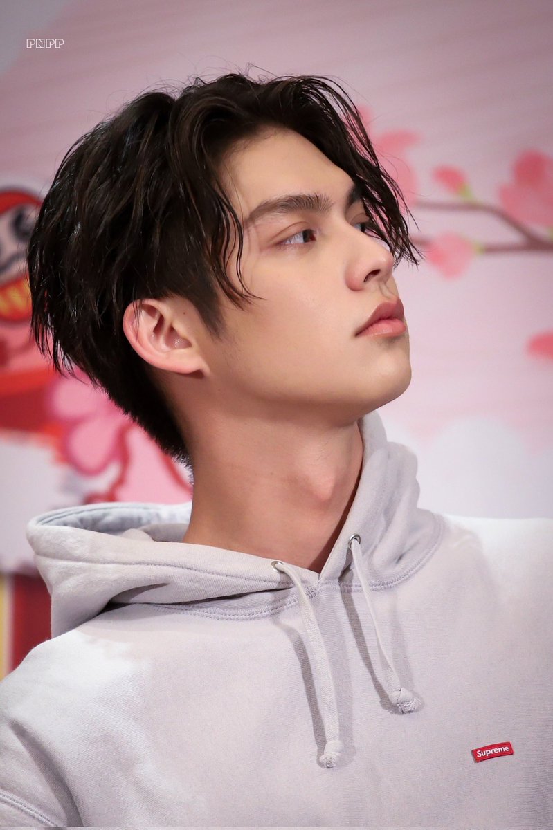 PortalBrightWin's tweet photo. [181222] Na sexta, o Bright foi para o Japão participar do evento da Nekko que aconteceu ontem e hoje 💟

Nessa thread vamos trazer um pouco do que rolou nesses dias, segue o fio ⬇️

Cr.: pang_naruetip &amp; baipor_a | #PBWthread #bbrightvc #Nekkogotojapan https://t.co/ybKbmH5K0r