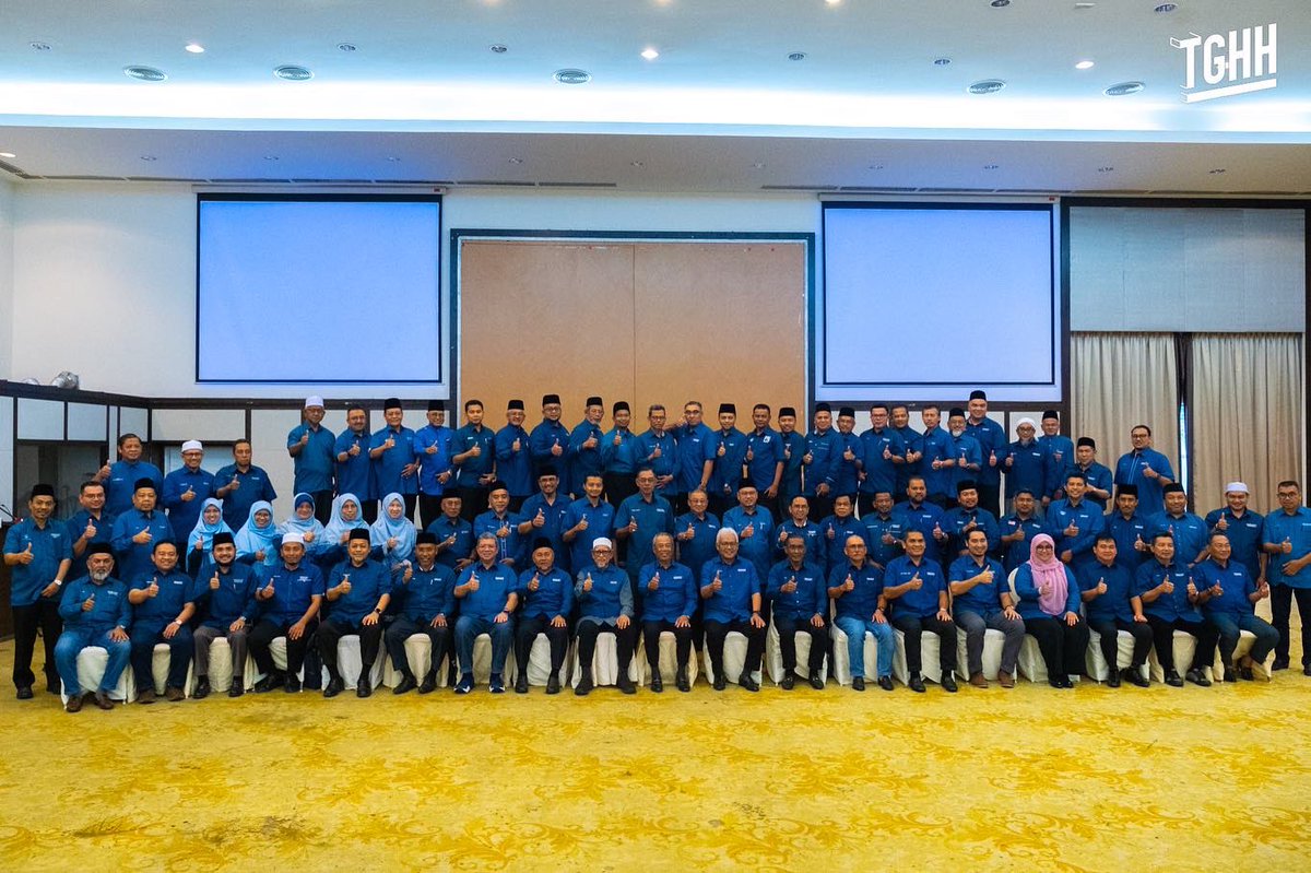 abdulhadiawang's tweet photo. Kepada rakyat, kami akan terus berkhidmat. 

Kepada negara, kami akan terus berbakti.

Prihatin, Bersih dan Stabil kami akan tegakkan, demi Malaysia yang sejahtera.

Mesyuarat Pre-Council Ahli Dewan Rakyat Perikatan Nasional
18 Disember 2022 https://t.co/eXqjDUGCJx