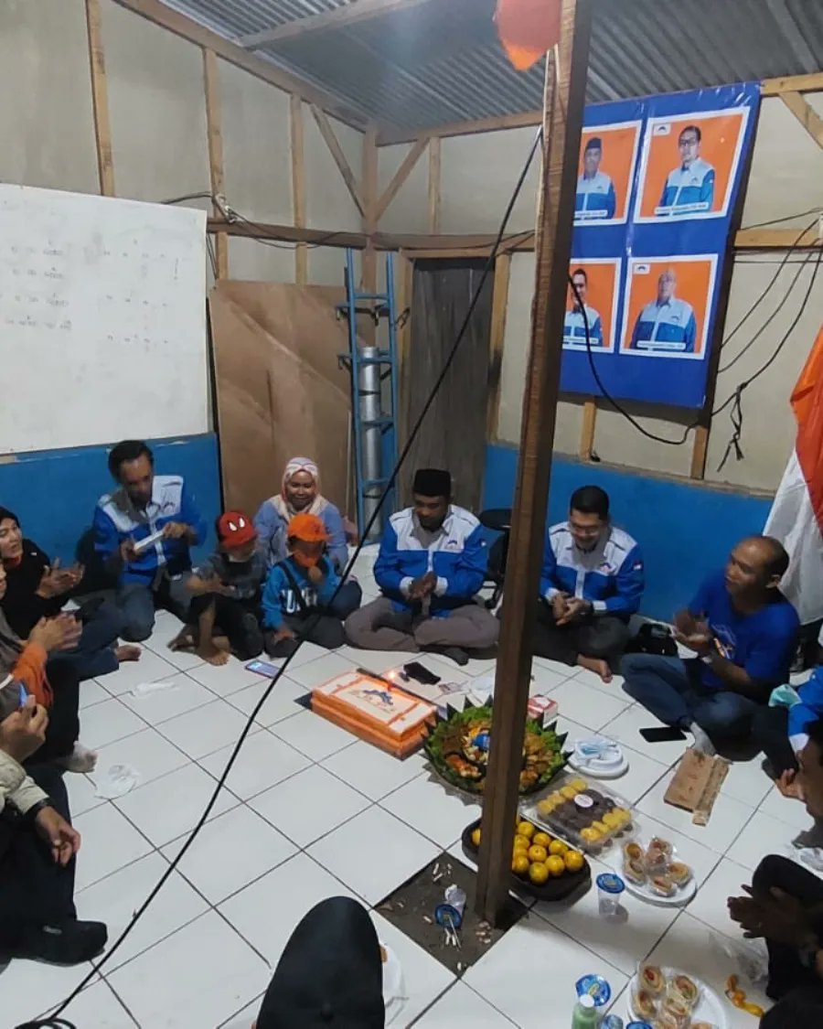 sbpi_'s tweet photo. Doa bersama di acara ulang tahun sbpi yang baru sempat diadakan hari ini di dpp sbpi, Bekasi.

Semoga Sbpi tumbuh lebih besar.
#buruh #partaiburuh https://t.co/4LRyDJbsiJ