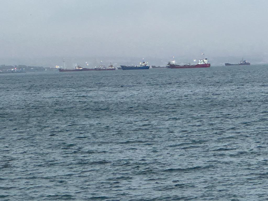 Kanal İstanbul ile bu görüntüler tarih olacak!

An itibarıyla Yenikapı, Zeytinburnu açıklarında Boğaz’dan geçmeyi bekleyen gemiler.