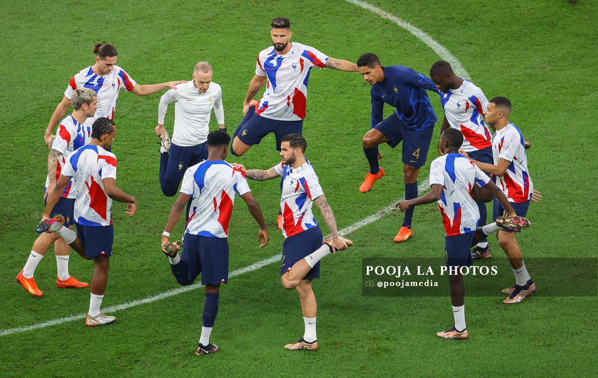 PoojaMedia's tweet photo. Mbappe & teammates train ahead of Argentina clash. #BitnobInQatar https://t.co/juYPFs5AVL