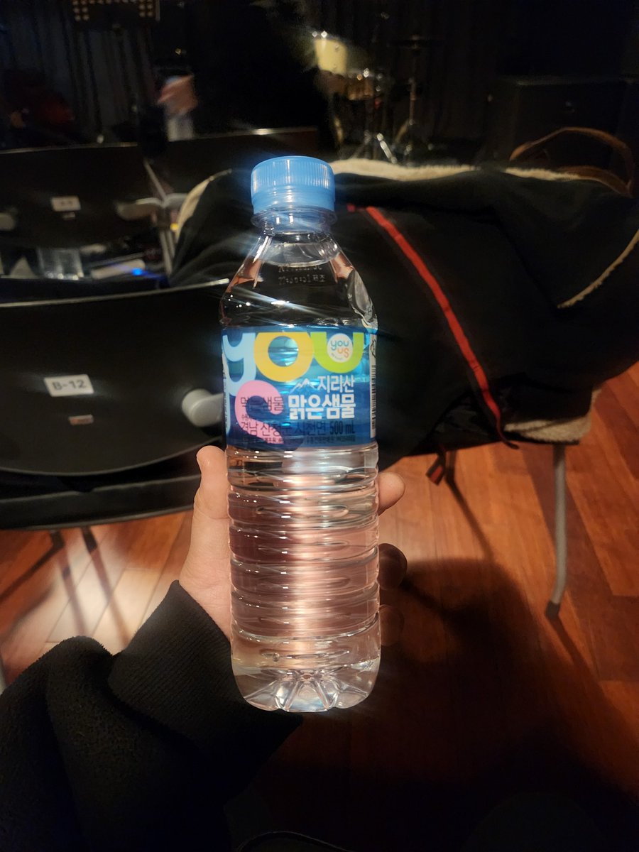 쥰기오빠 역시..여전히 동안인듯 
오빠가 준 물 소중히 챙기는중 힣