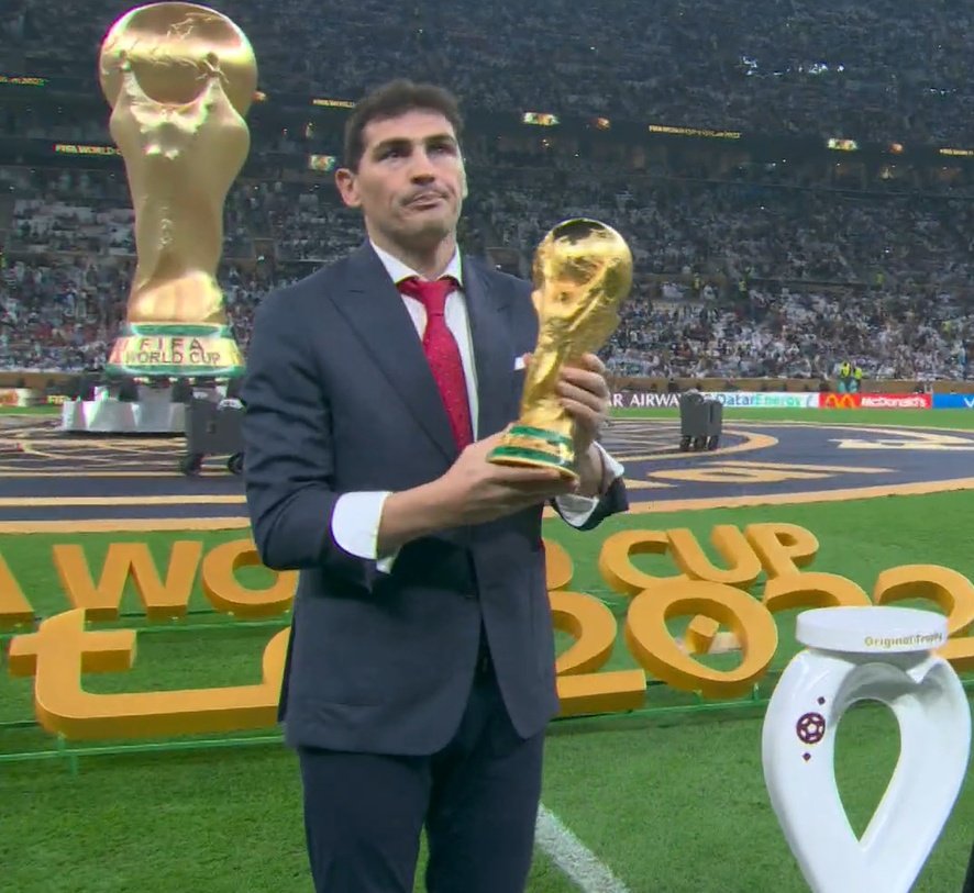 San Iker Casillas mostrando la Copa del Mundo en la cancha del Estadio Lusail.