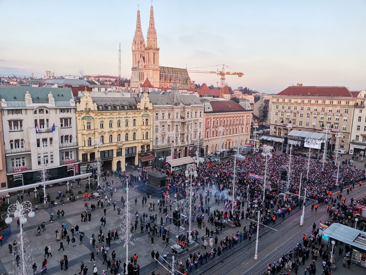Crowds gathering in Zagreb awaiting #Vatreni #WorldCup #bronzemedal