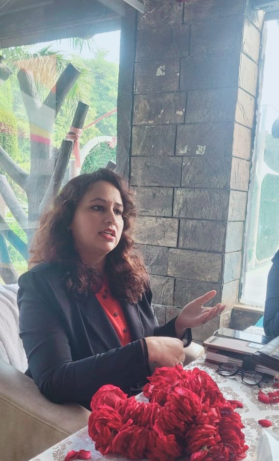 धैर्य जरुरी है ,
उलझे धागे खींचे नहीं जाते ..