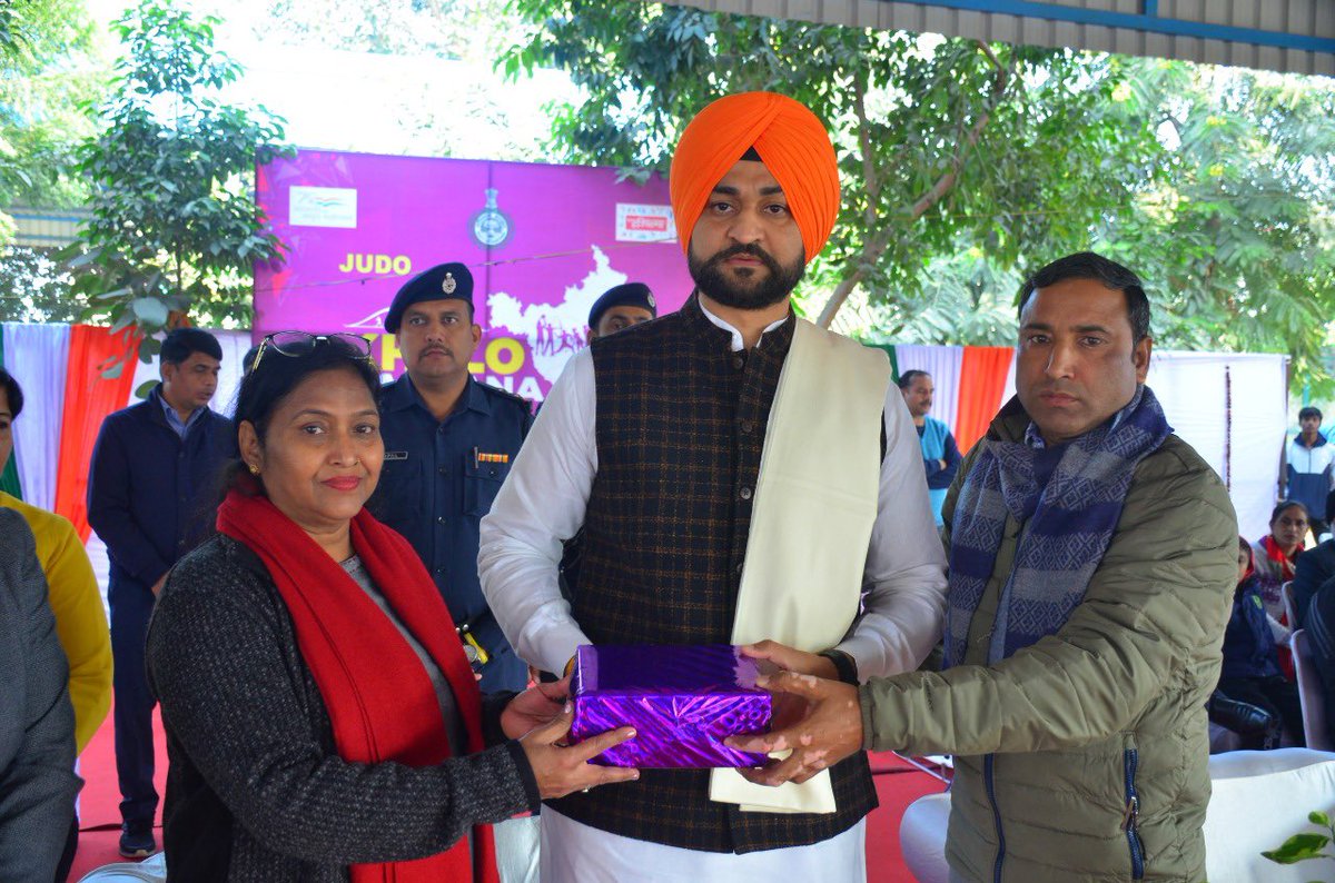 DsoGurugram's tweet photo. Khelo Haryana Games Closing ceremony with @flickersingh in Nehru Stadium Gurugram @vinit_khandwal @DC_Gurugram @sports_haryana @vineshmalhan @ipspankajnain 🌺🌺🌺🇮🇳🇮🇳🇮🇳🇮🇳🎉🎉🎉🎉 https://t.co/i8H9FvwZrY