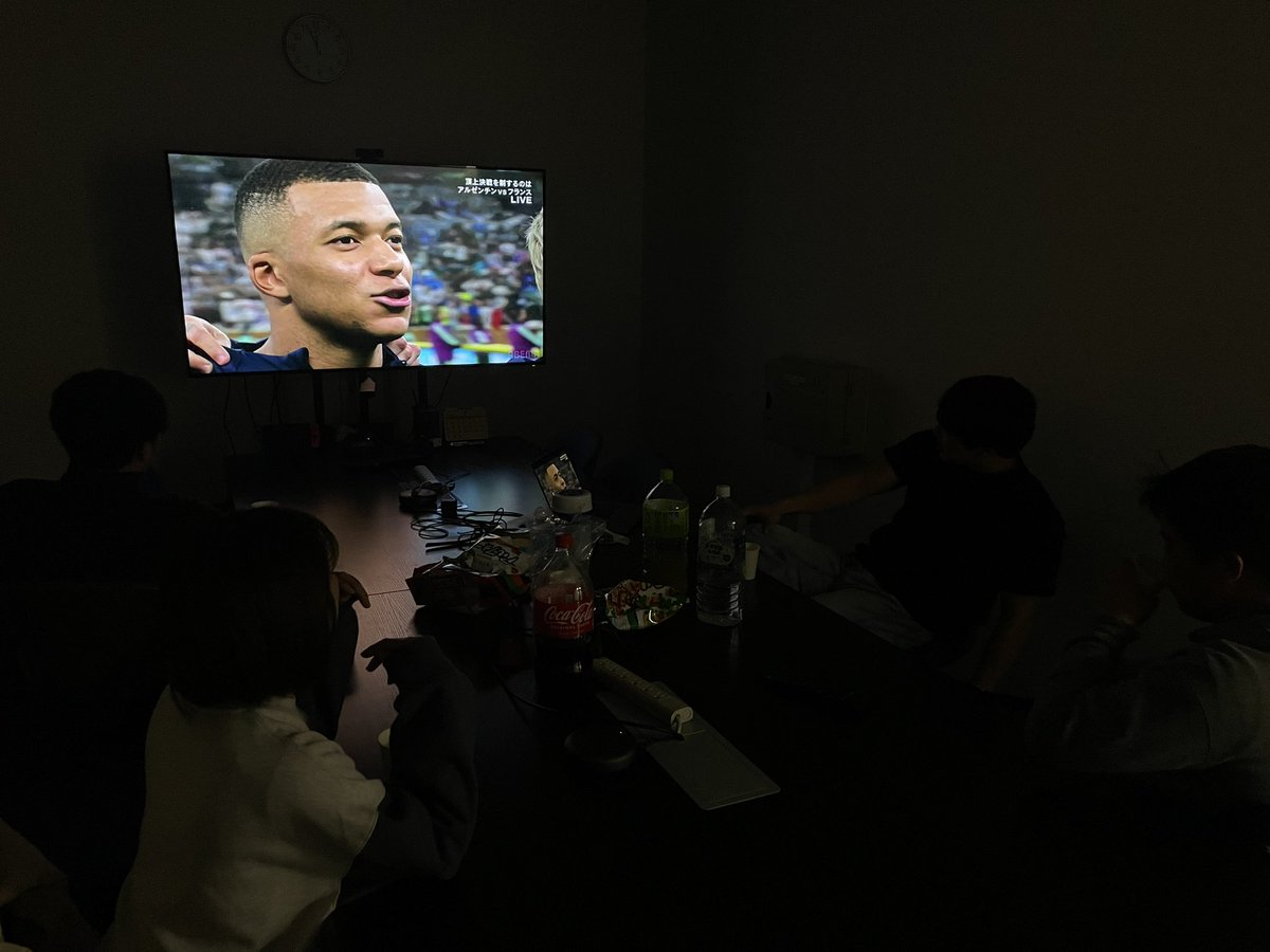omae_lab_sfc's tweet photo. Twitterをご利用の皆様
大前研です。

本日はサッカーW杯決勝戦！
大前研のメンバーも研究室から視聴しております！

メッシがんばれ！ https://t.co/y5Cqwbez6L