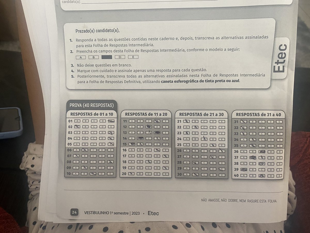 olhem meu gabarito da etec oq acham?? os q ta com um risco e do lado ta uma bolinha o certo é o que eu coloquei a bolinha, eu tinha errado na hr de colocar as respostas