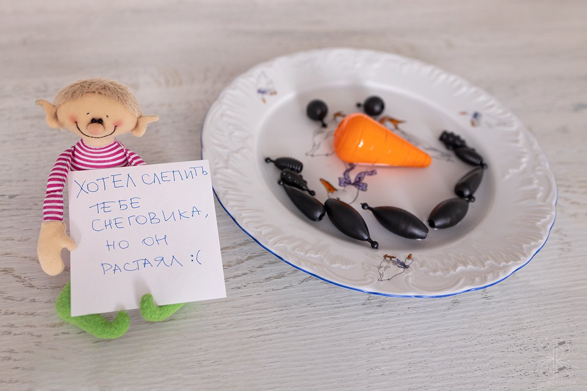 В первую ночь Вася забрался в дом к Сильваниан и устроил там настоящий переполох/ Сегодня утром мы нашли его на кухне.

#bbpachamba_toys #ChristmasElfVasya