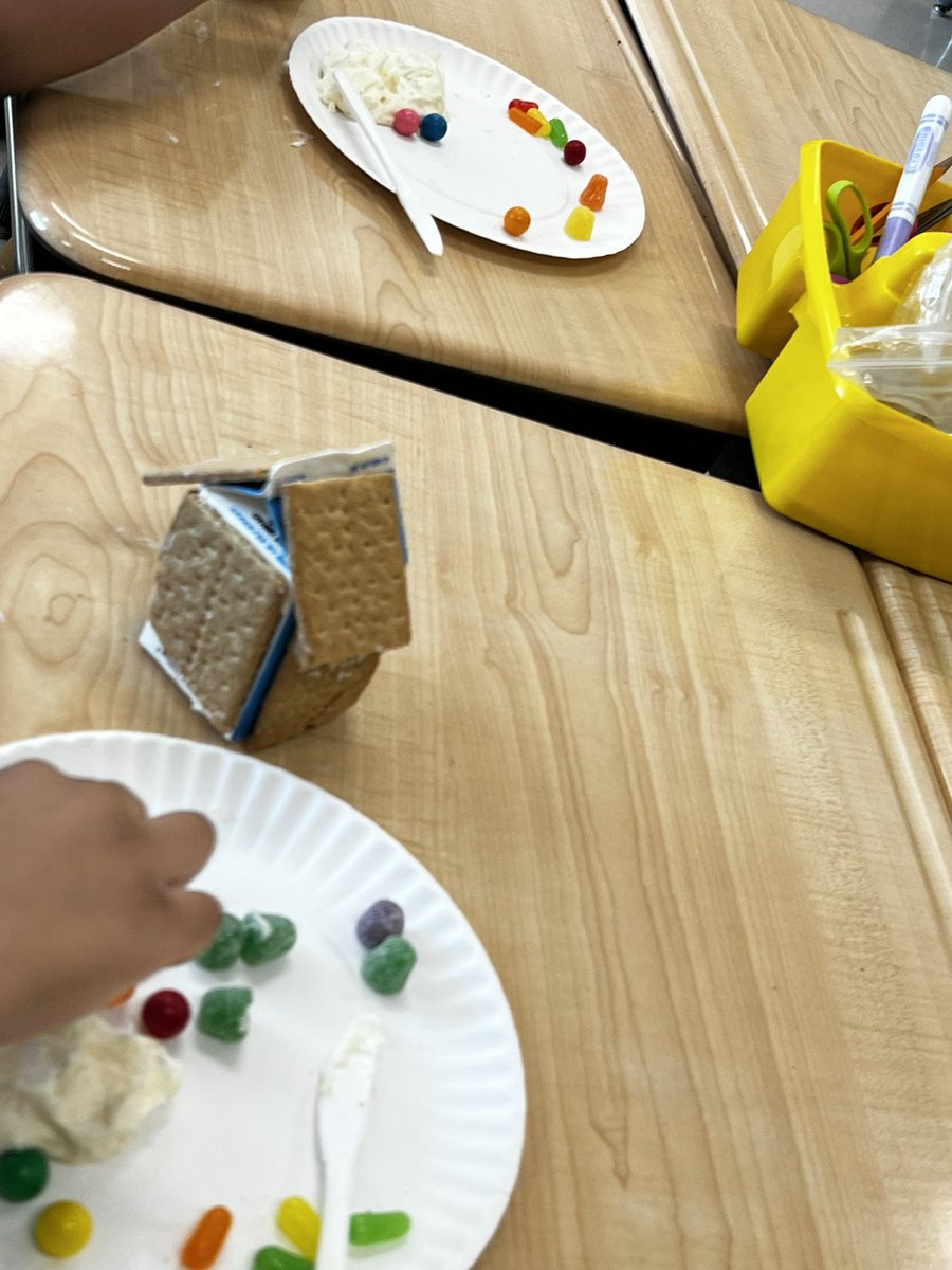 MichelleDenson8's tweet photo. #EndofSemesterFun#2ndGradeSTEM#GingerbreadHouseCompetition#HolidayCelebration @melsithole @SharpeSystems @marcopitts https://t.co/I366ng99Pe