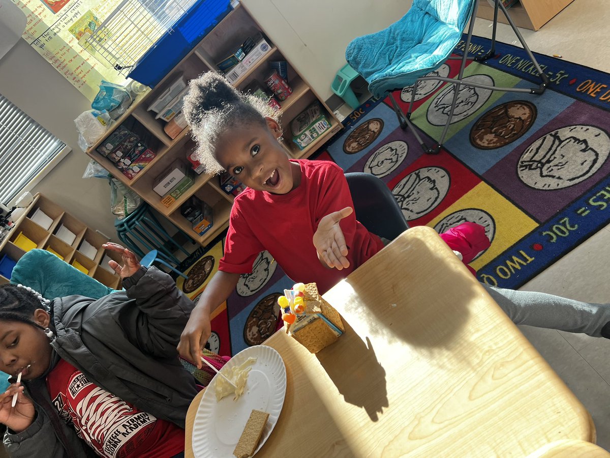 MichelleDenson8's tweet photo. #EndofSemesterFun#2ndGradeSTEM#GingerbreadHouseCompetition#HolidayCelebration @melsithole @SharpeSystems @marcopitts https://t.co/I366ng99Pe