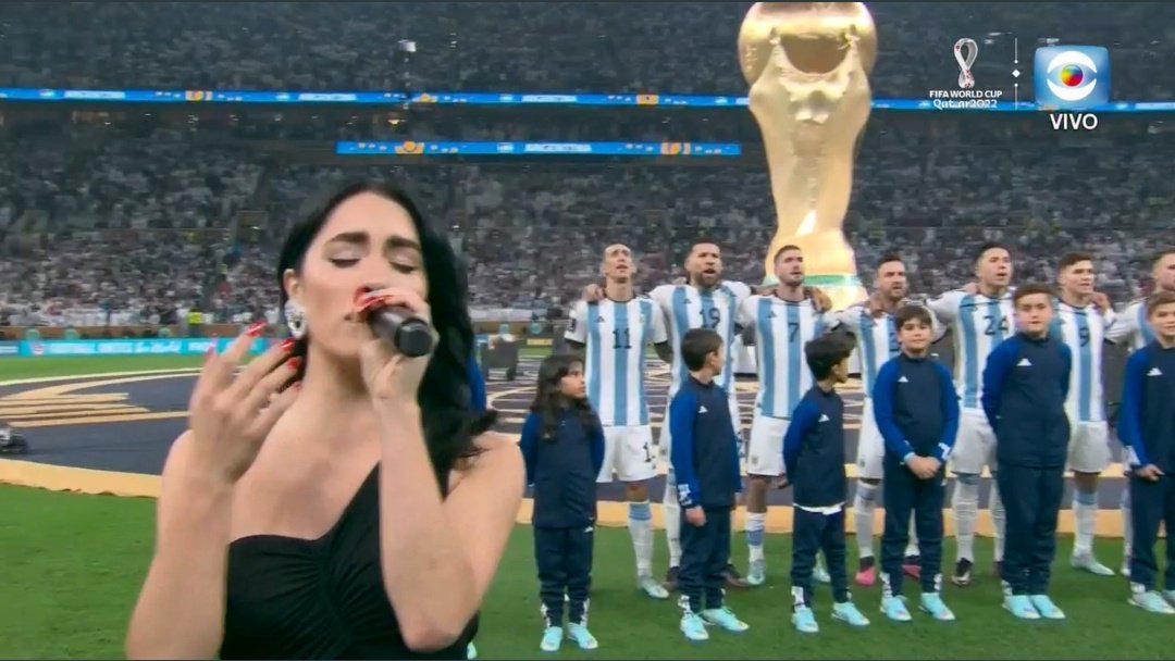 FandomAguerrid's tweet image. La foto iconica de Lali, la selección Argentina y la imagen de la copa del mundo.