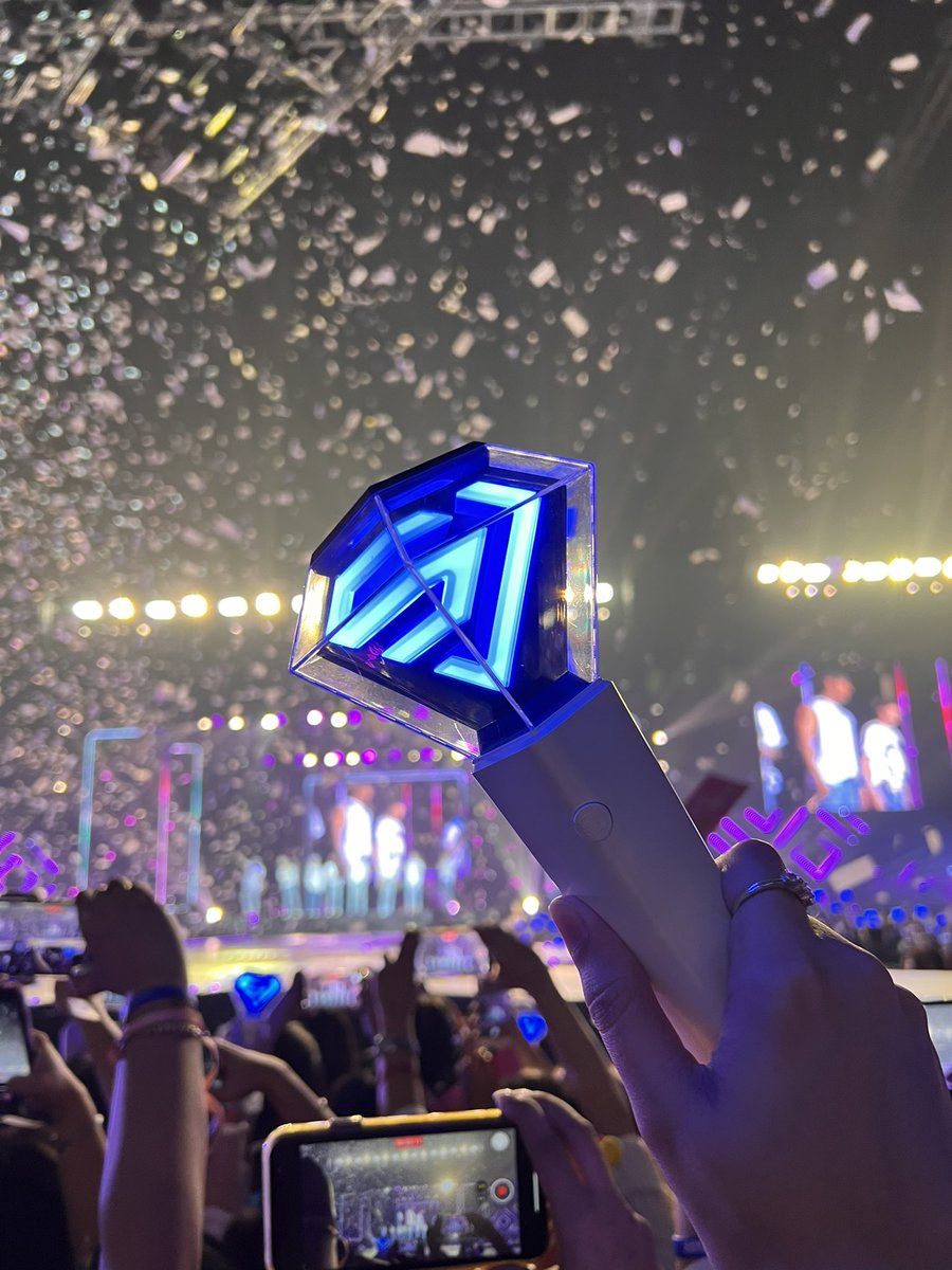 byebyegab's tweet photo. best weekend 💙💎 thank you @SJofficial @AllRiseSilver and of course our beloved inang!!! @happeehour @pulpliveworld #SS9inManila https://t.co/u8AI09WTs2