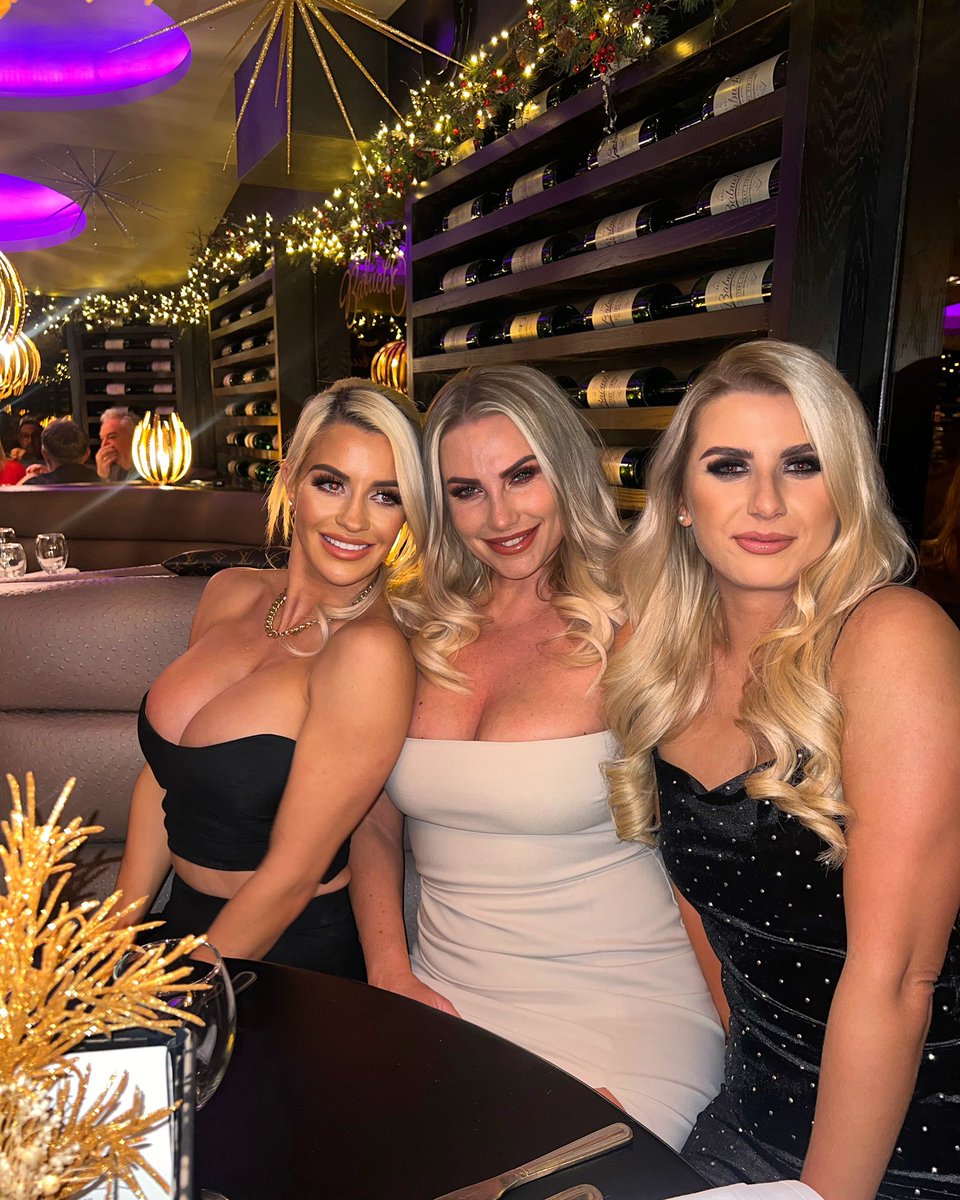 siennadaytime's tweet photo. End up out! Annual Xmas night with th girls! https://t.co/ZH0RuVVAyE