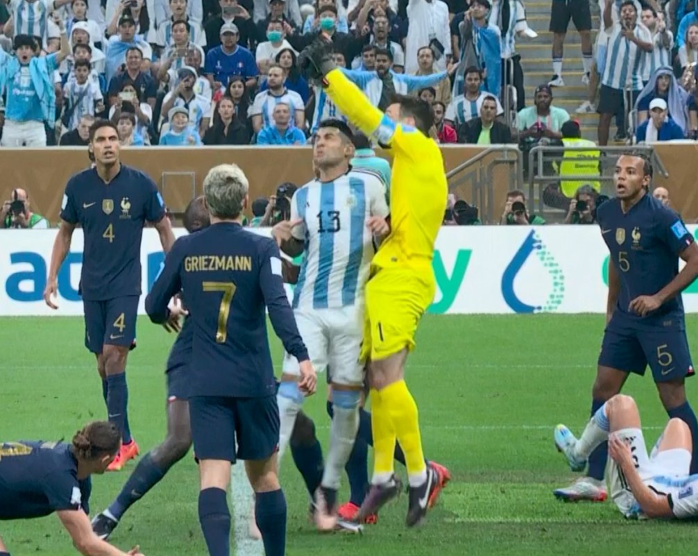 RMCsport's tweet photo. 🤔 C'est carton ça, non ? 

https://t.co/ztbL9wE1qn https://t.co/jhSRDpfRvm