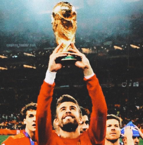 InfoPique's tweet photo. TBT (2010) #FIFAWorldCup @3gerardpique https://t.co/eyEUcXjYZ2