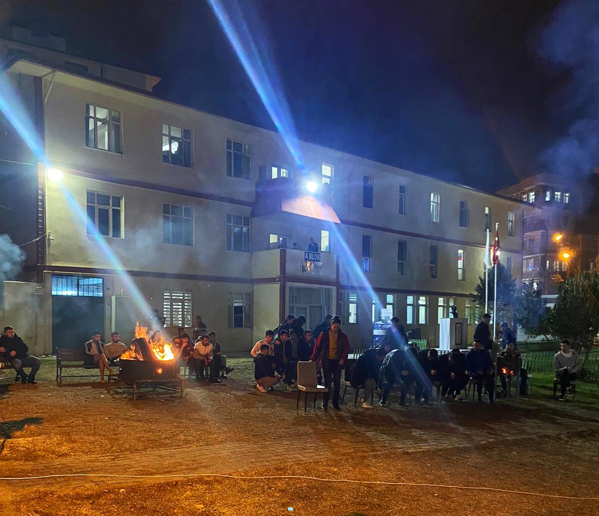 SinopKYGM's tweet photo. Arjantin ile Fransa arasında oynanan Dünya Kupası Final karşılaşmasını Boyabat yurtlu öğrenciler bahçeye kurulan ekrandan semaver çayı eşliğinde ateş başında takip ediyor..🇦🇷-🇫🇷⚽️🏟️
#GSBYurtları https://t.co/8SRx0qm5NK