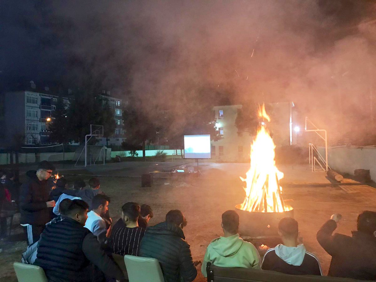 SinopKYGM's tweet photo. Arjantin ile Fransa arasında oynanan Dünya Kupası Final karşılaşmasını Boyabat yurtlu öğrenciler bahçeye kurulan ekrandan semaver çayı eşliğinde ateş başında takip ediyor..🇦🇷-🇫🇷⚽️🏟️
#GSBYurtları https://t.co/8SRx0qm5NK