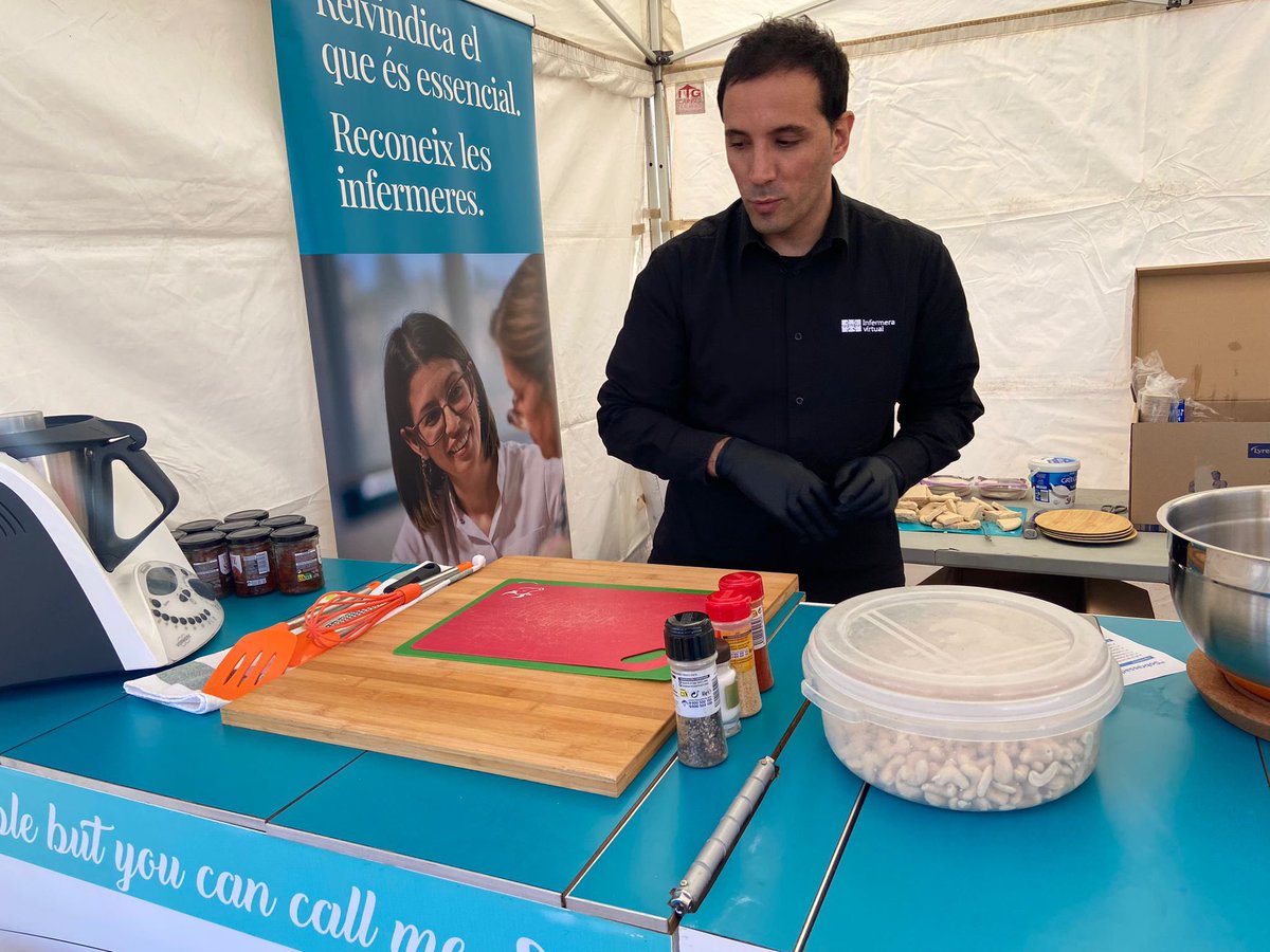 COIBarcelona's tweet photo. Avui la Delegació Territorial del #COIB al Vallès Oriental i @infermeria hem tornat a estar presents a la Fira de Nadal de l’#AmetlladelVallès, donant consells de salut a la ciutadania. Molt contents amb la rebuda i l’elevada participació! https://t.co/GPEVj9aOtc