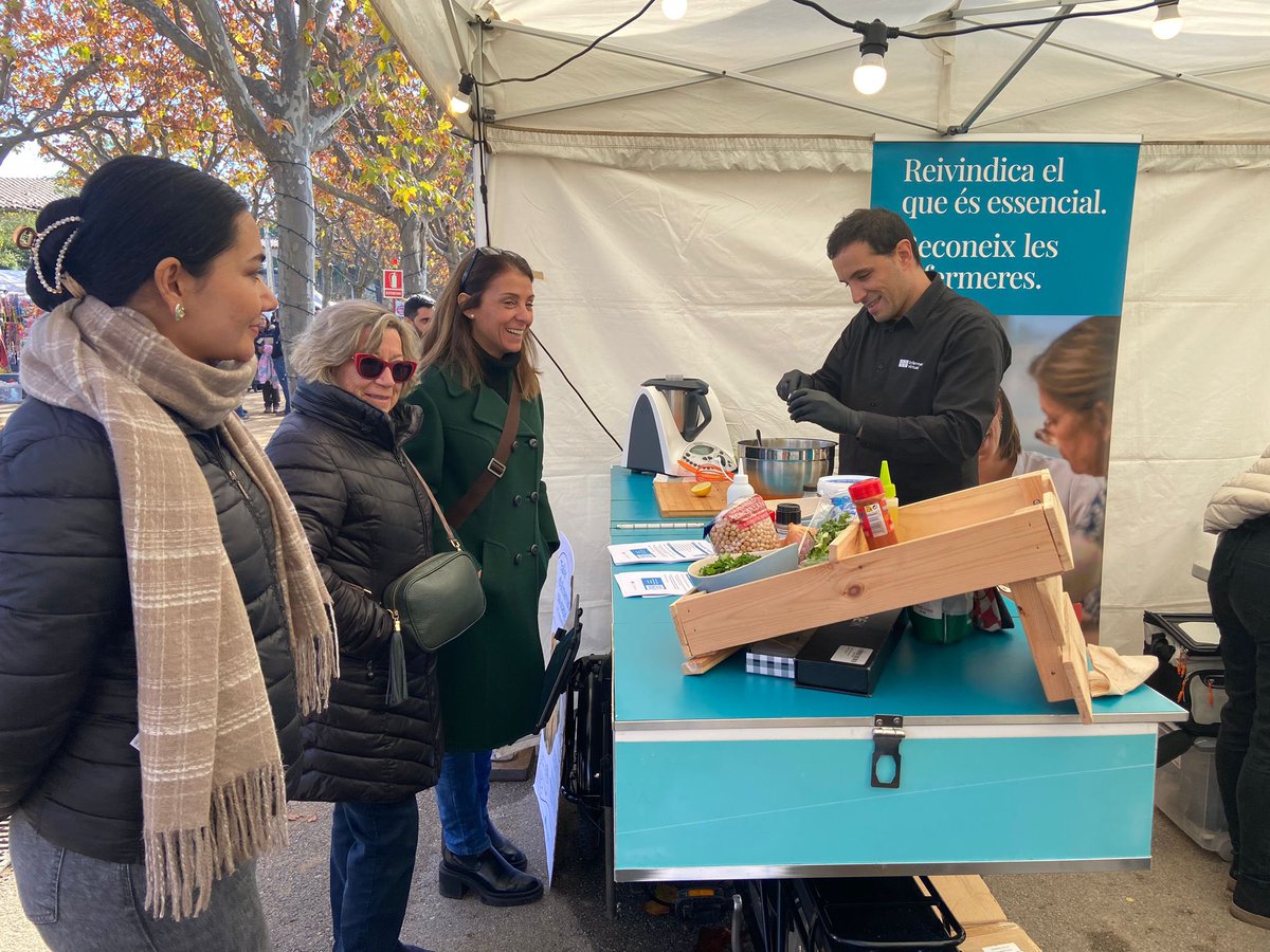 COIBarcelona's tweet photo. Avui la Delegació Territorial del #COIB al Vallès Oriental i @infermeria hem tornat a estar presents a la Fira de Nadal de l’#AmetlladelVallès, donant consells de salut a la ciutadania. Molt contents amb la rebuda i l’elevada participació! https://t.co/GPEVj9aOtc