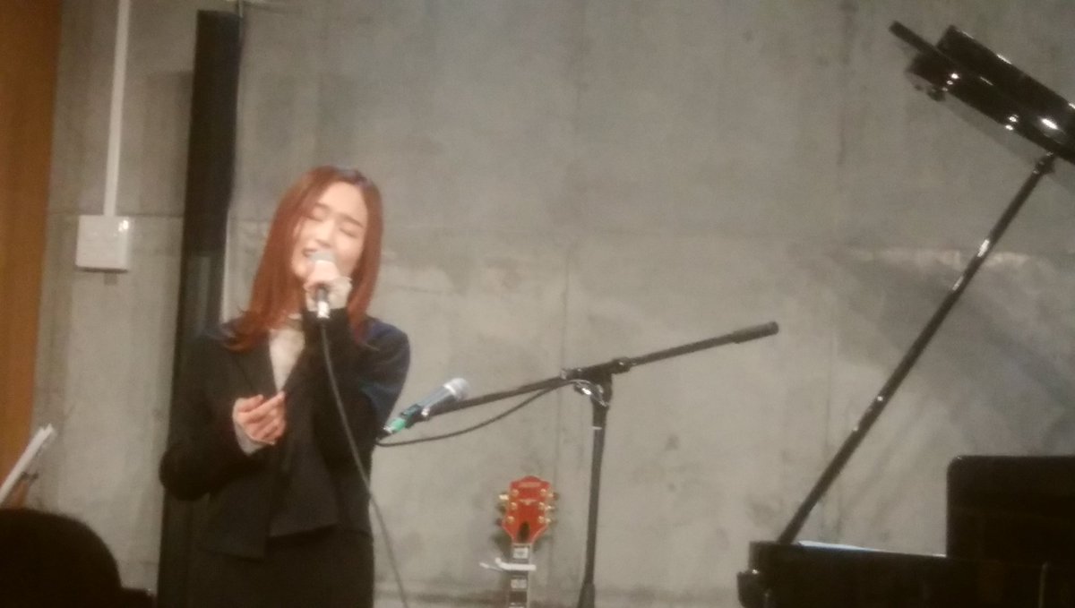 0914Hiroaki0914's tweet photo. 今年最後の貴重なLIVE harmoniousの司君のライブに行ってきました。それも5年ぶりの南青山。おむすびjazzというすごくしゃれたお店でした。他の出演者も本当によかった。高野瑠菜ちゃんのCDも買わせて頂きました。
楽しかったLIVEでした
#harmonius
#高野瑠菜 https://t.co/nHwA4EW6IZ