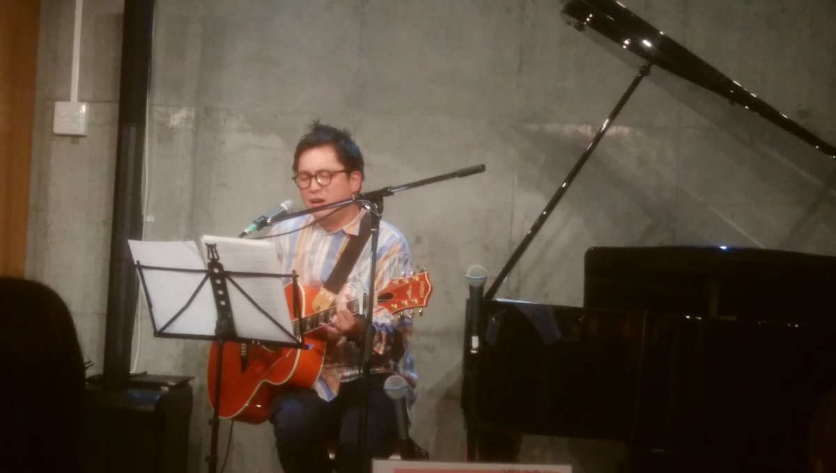 0914Hiroaki0914's tweet photo. 今年最後の貴重なLIVE harmoniousの司君のライブに行ってきました。それも5年ぶりの南青山。おむすびjazzというすごくしゃれたお店でした。他の出演者も本当によかった。高野瑠菜ちゃんのCDも買わせて頂きました。
楽しかったLIVEでした
#harmonius
#高野瑠菜 https://t.co/nHwA4EW6IZ