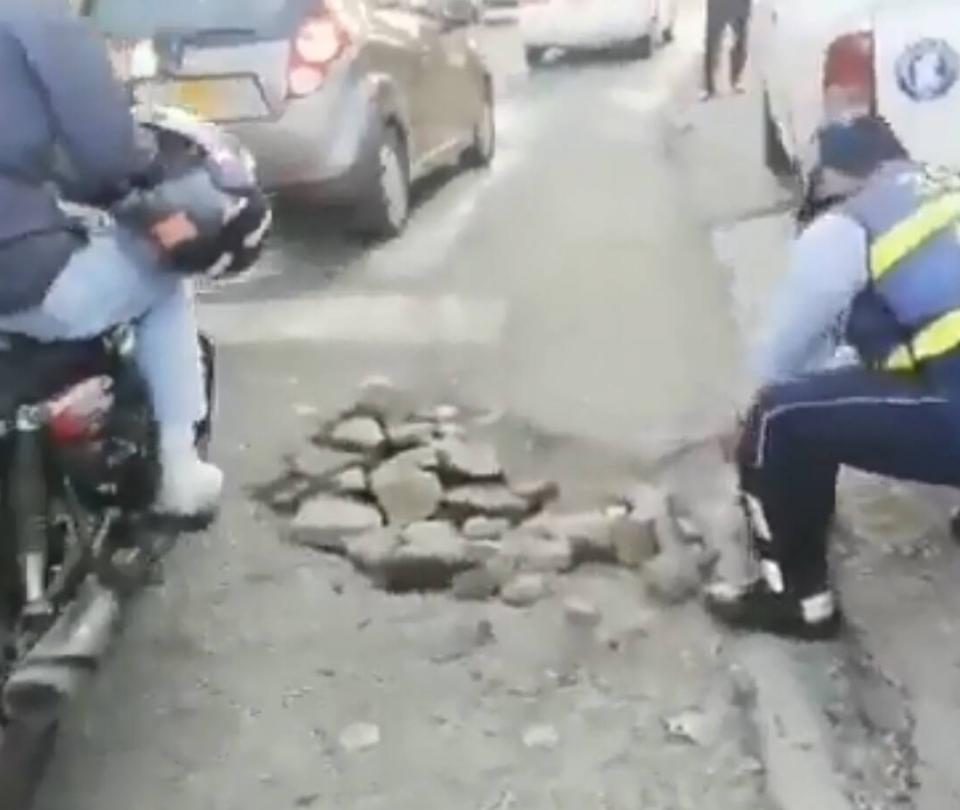 Citytv's tweet photo. El hecho que quedó registrado en video se presentó en el sur de la capital del Valle del Cauca. ↓  https://t.co/5CwQqJcrtQ https://t.co/XjxH1joWnM