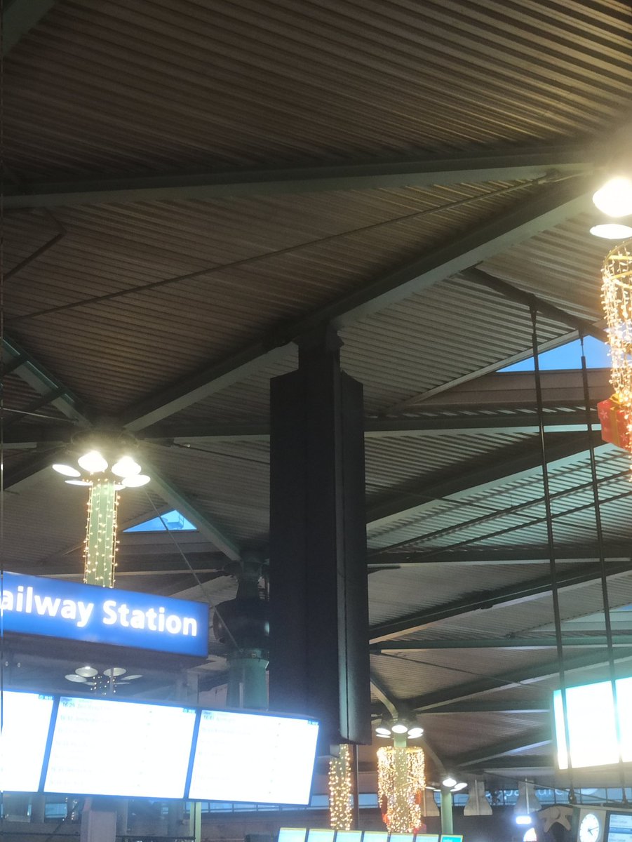hasnieking's tweet photo. @Schiphol what is this thing for, and why does it make such an annoying high pitched peep? (Or is the speaker above it just broken?) This has been the case for a few weeks now. https://t.co/OHNRK2pOWo