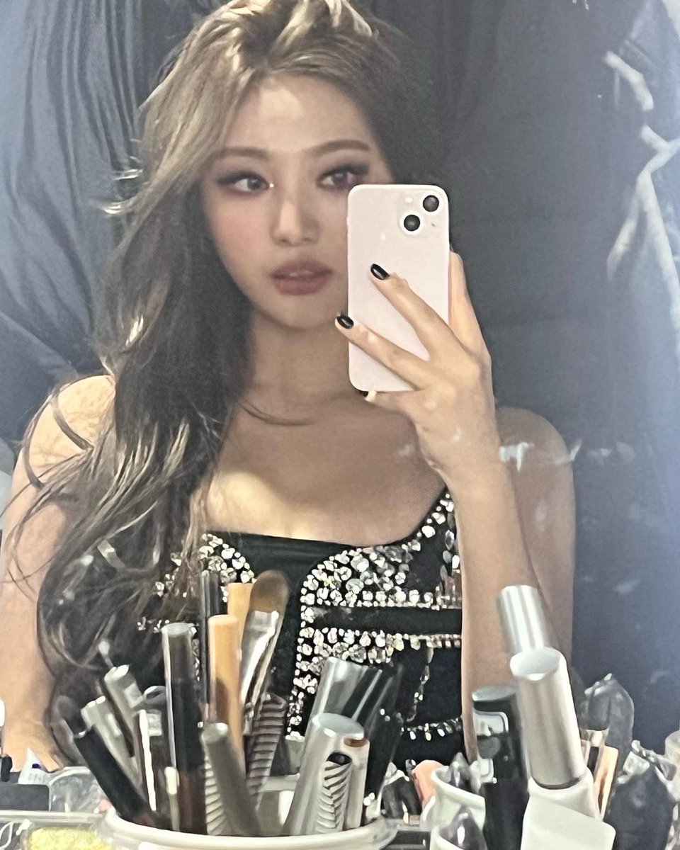 aespasbbl's tweet photo. [221218] 10:27PM KST: 🦋

- +4 📸
- it’s the end of the year!!!!!! https://t.co/gOA3YtX7Oy